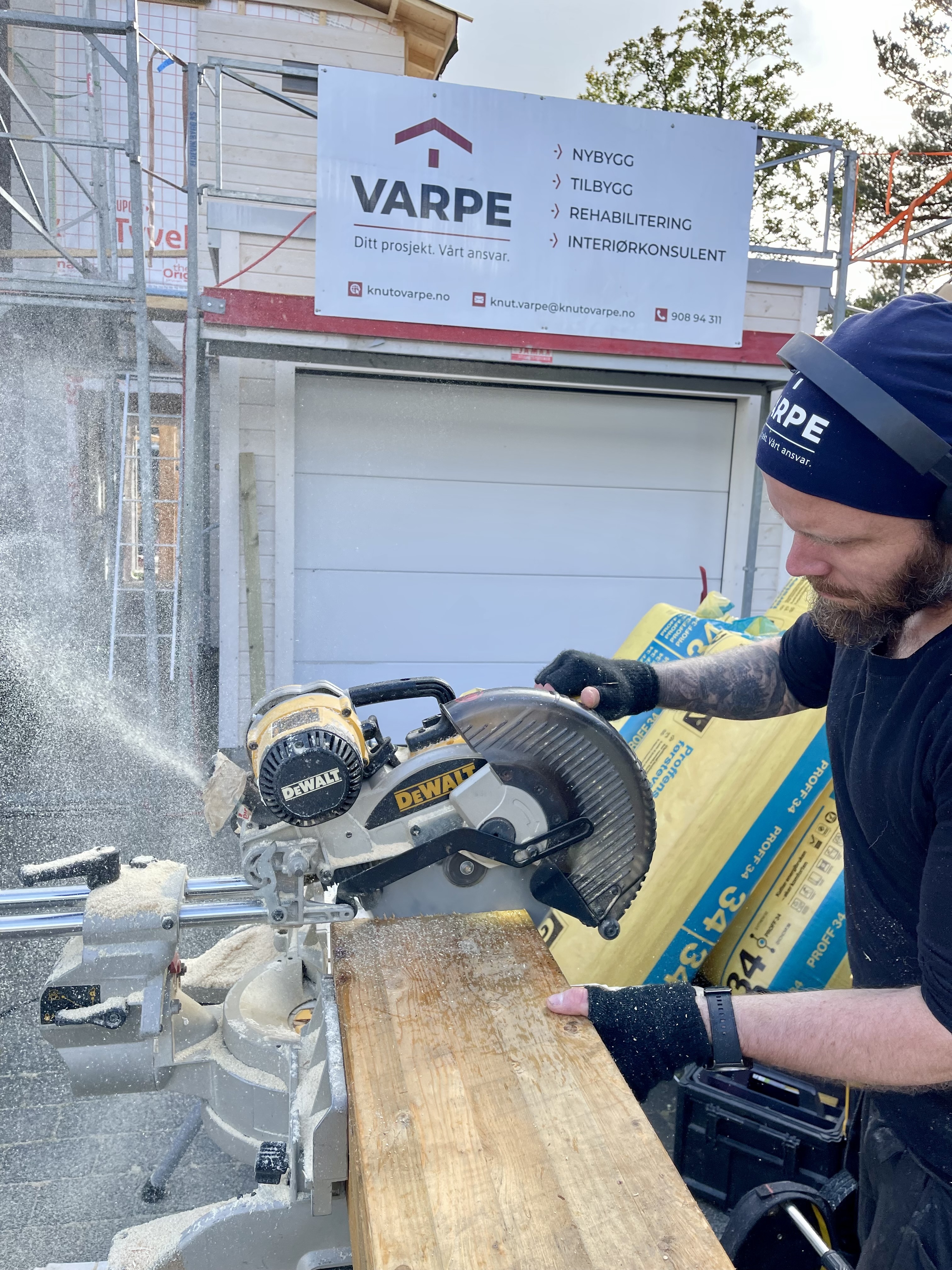 Håndverker i arbeid under rehabilitering av en eldre bolig