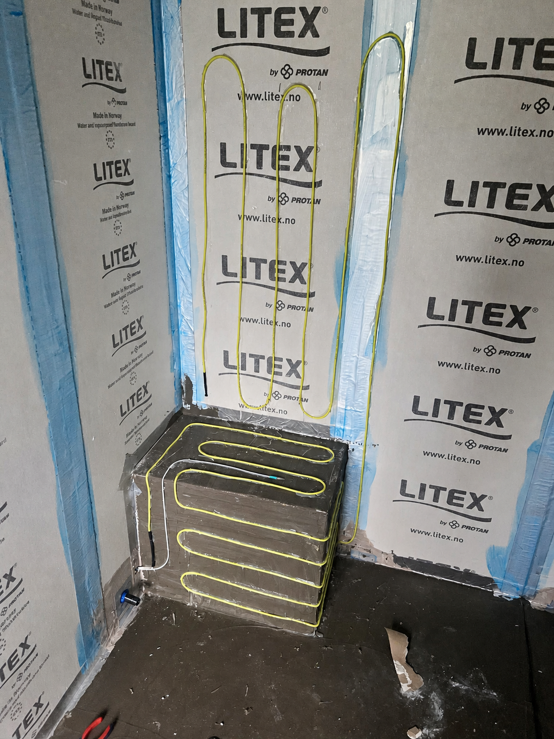 Baderom under total oppussing med Litex-plater og synlige varmekabler