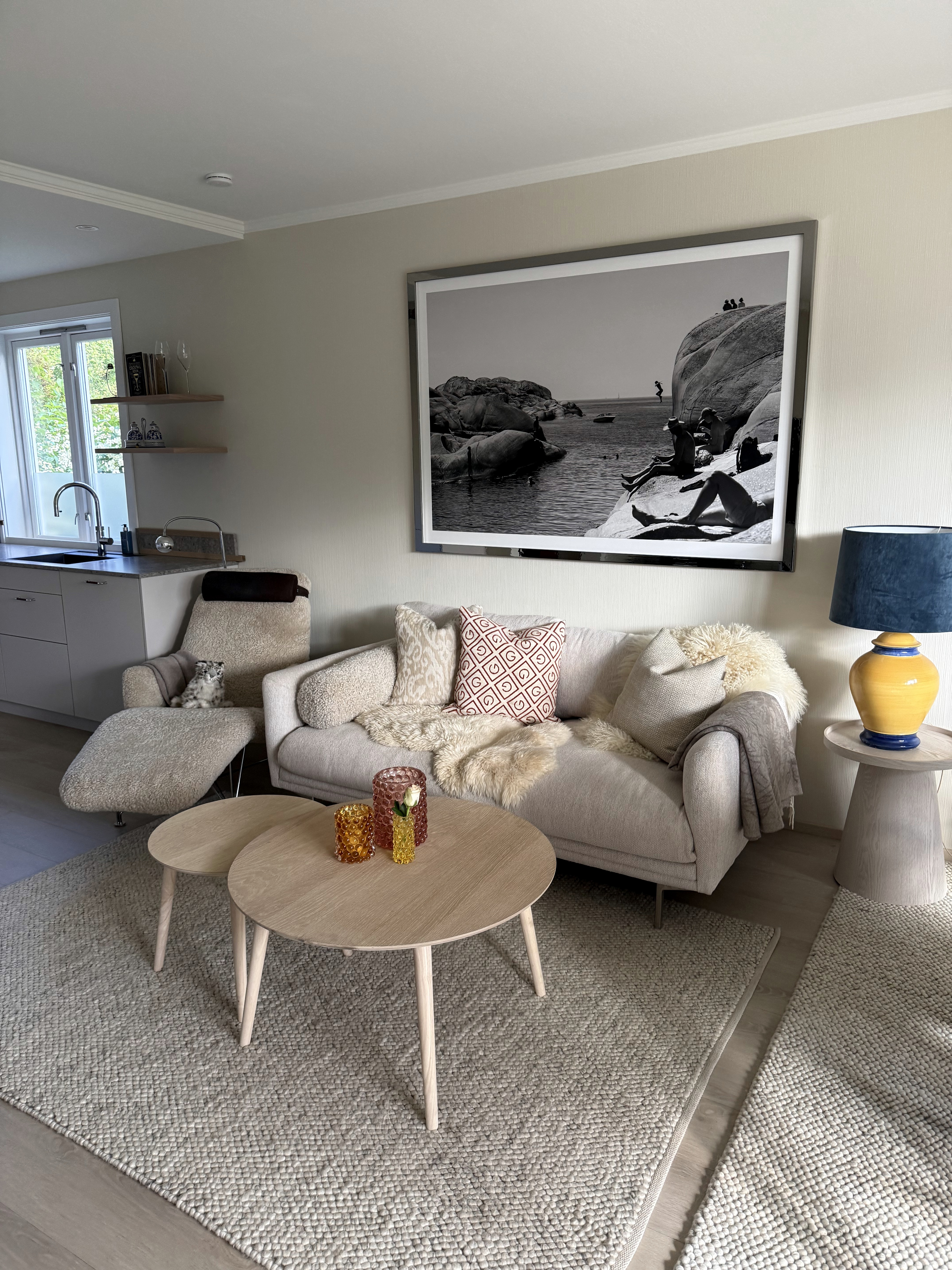 Lys sittegruppe med lyst teksturert teppe, sofa og salongbord