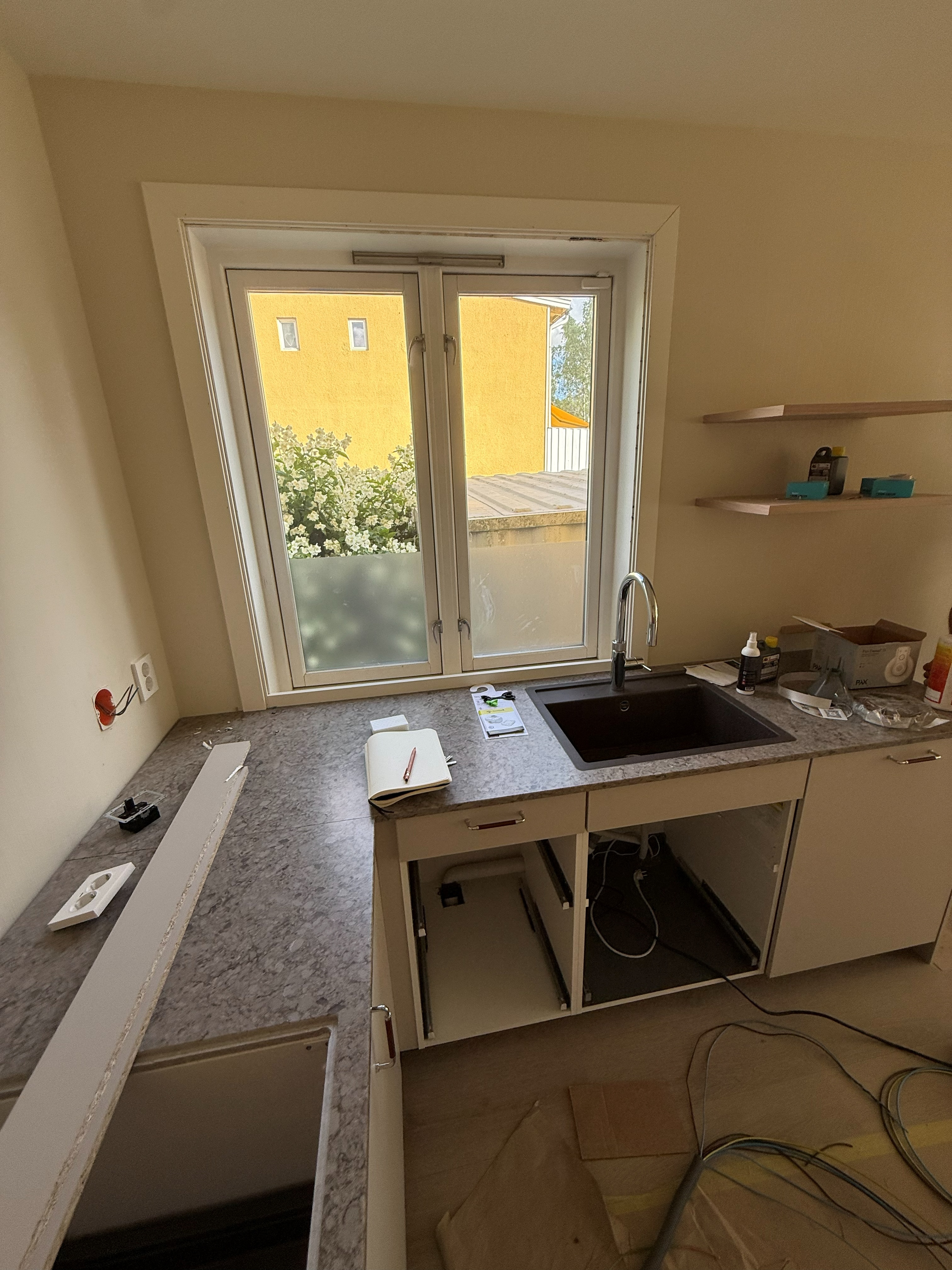 Romskisser og fargede materialprøver som brukes til å planlegge flere rom samlet